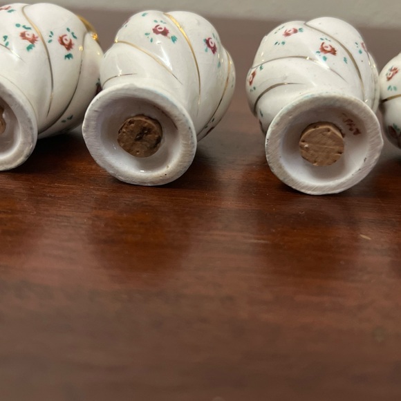 Vintage Thames Set of 4 Salt and Pepper Rose Bud Porcelain with Gold Trim - Picture 2 of 3